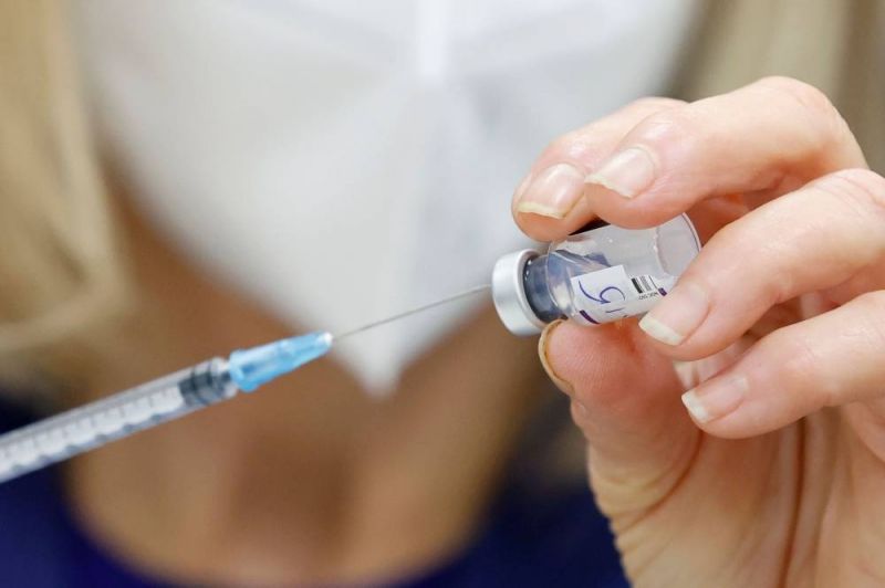 Des soignants israéliens reçoivent une 4e dose de vaccin
