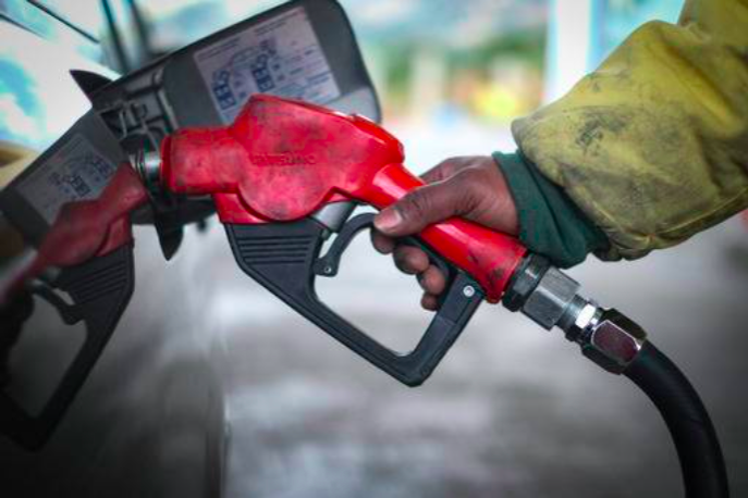 Gasoline price goes up, diesel price goes down
