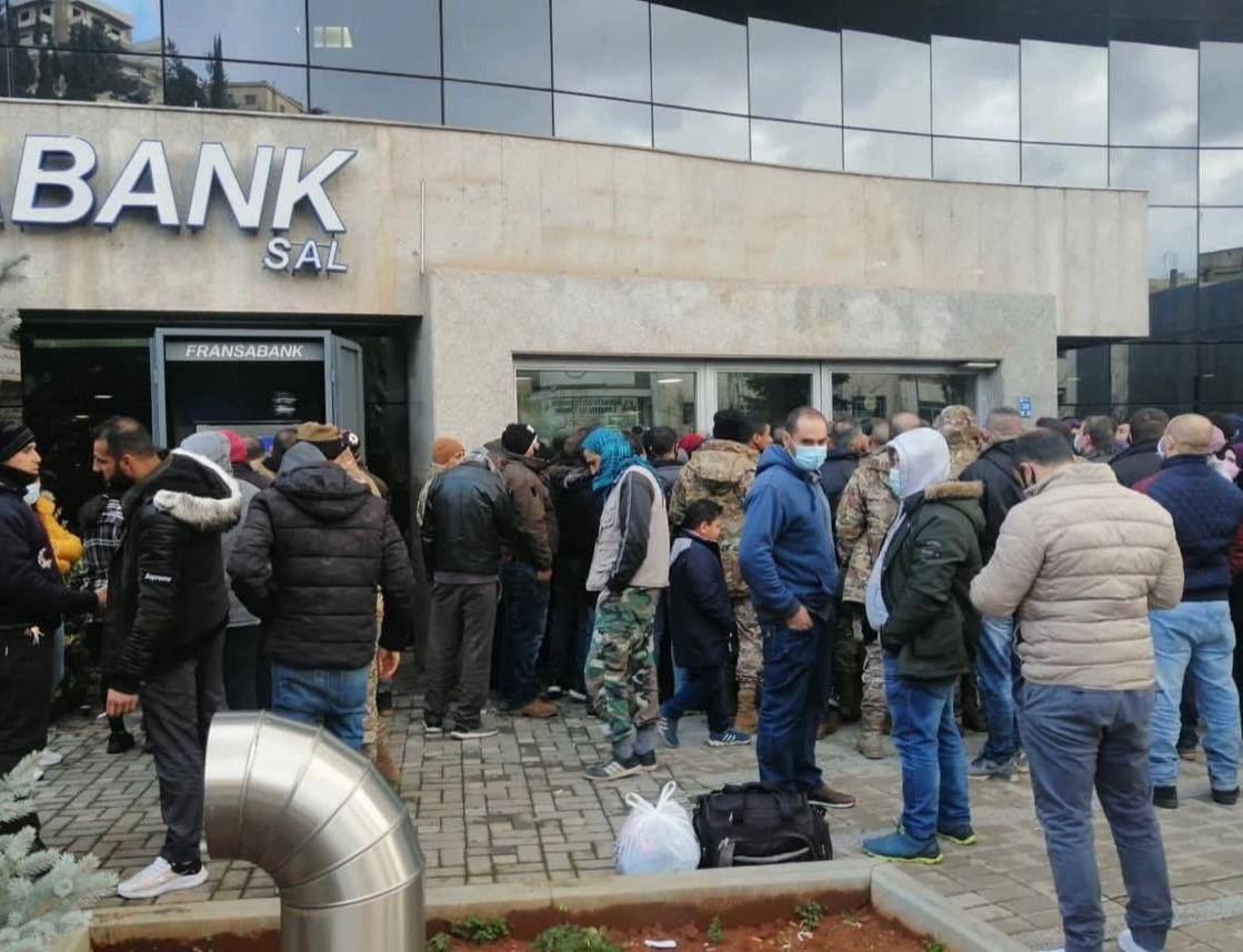 Ruée et chaos devant les banques et des points de vente d'Alfa et Touch