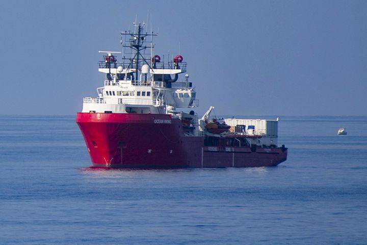 L'Ocean Viking en quête d'un port sûr, une semaine après avoir recueilli 114 migrants