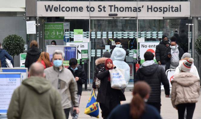Face à la vague Omicron, les hôpitaux britanniques ouvrent des lits provisoires Face à la vague Omicron, les hôpitaux britanniques ouvrent des lits provisoires