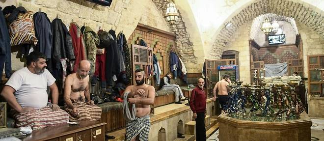 Privés d'eau chaude chez eux, des Alépins optent pour le hammam