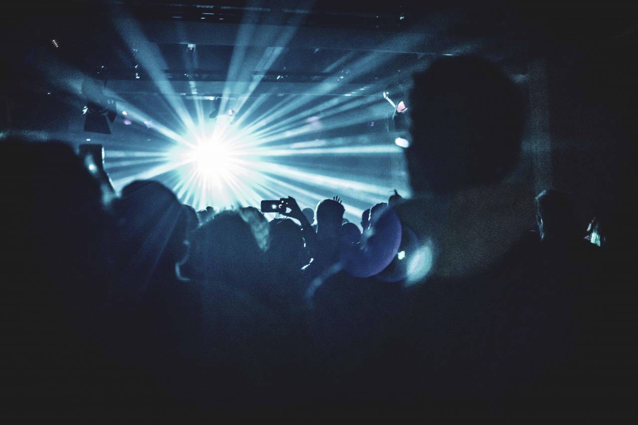  Une salle plongée dans le noir, un jeu de lumières qui éblouit pour mieux mettre la foule en transe. Photo fournie par Ballroom Blitz. 
