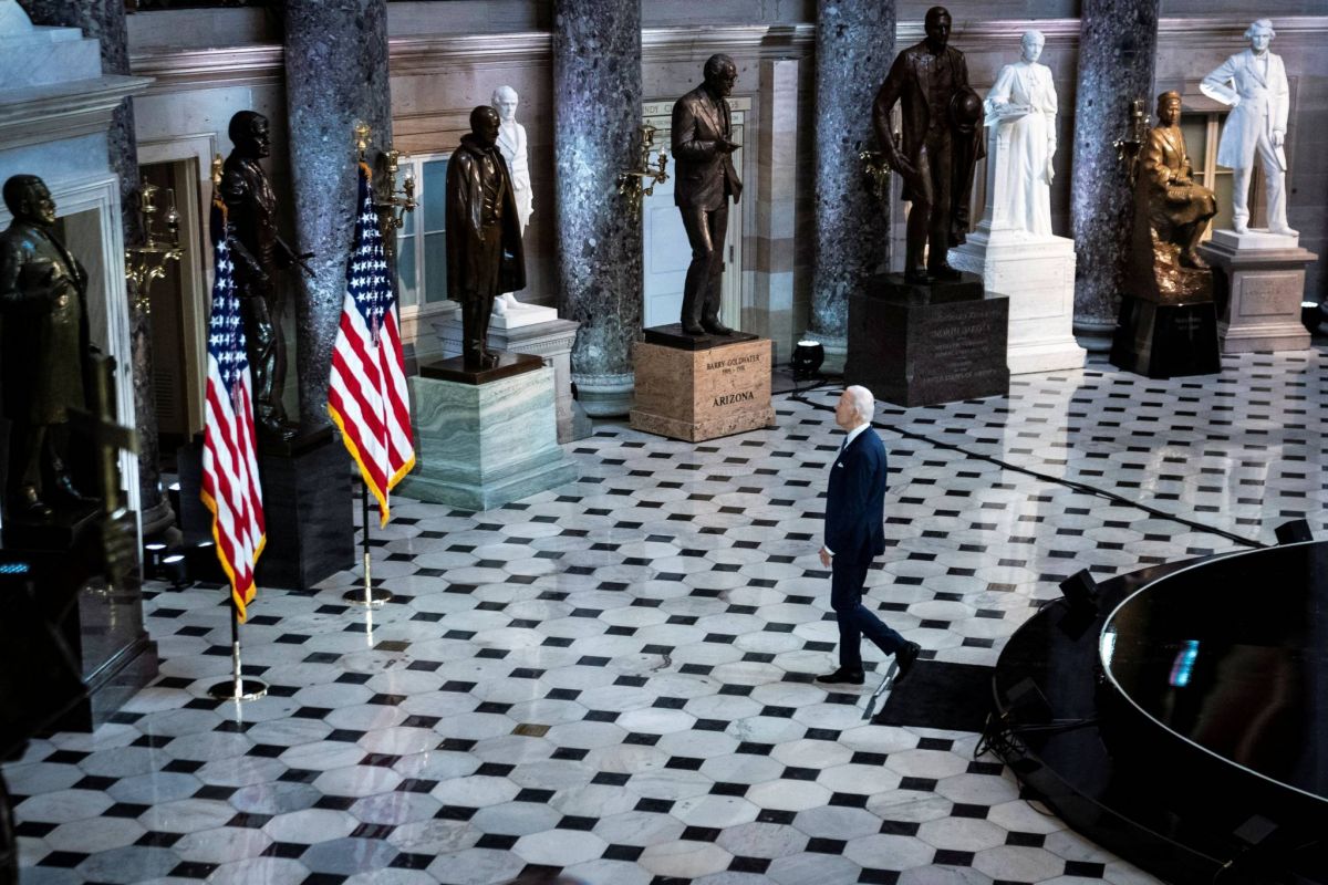 Biden plaide pour la démocratie avec une gravité inédite, Trump répond avec fureur