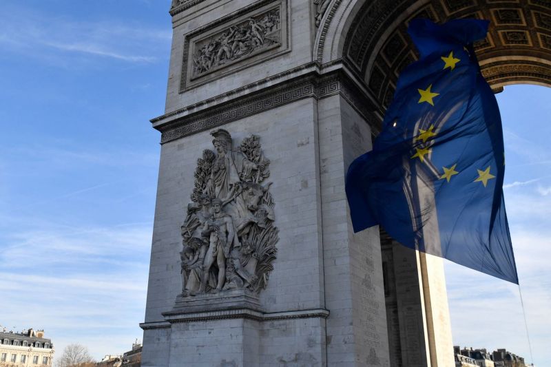 Le Pen demande le retrait du drapeau européen sous l'Arc de Triomphe