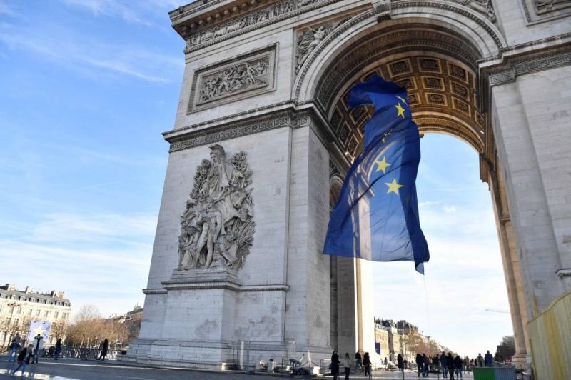 Un drapeau européen polémique retiré de l'Arc de Triomphe, 