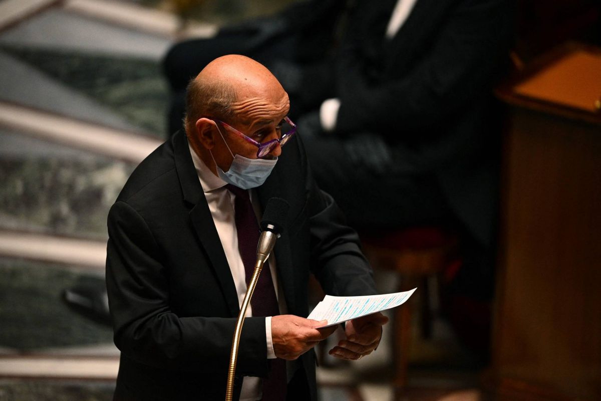 Le Drian évoque un arrêt du Dakar après l'explosion contre un véhicule