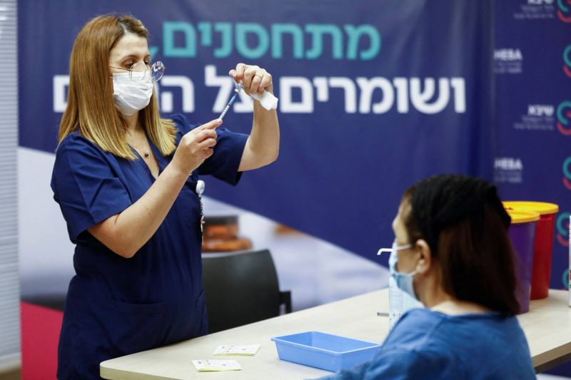 Israël commence à administrer une 4e dose aux personnes vulnérables