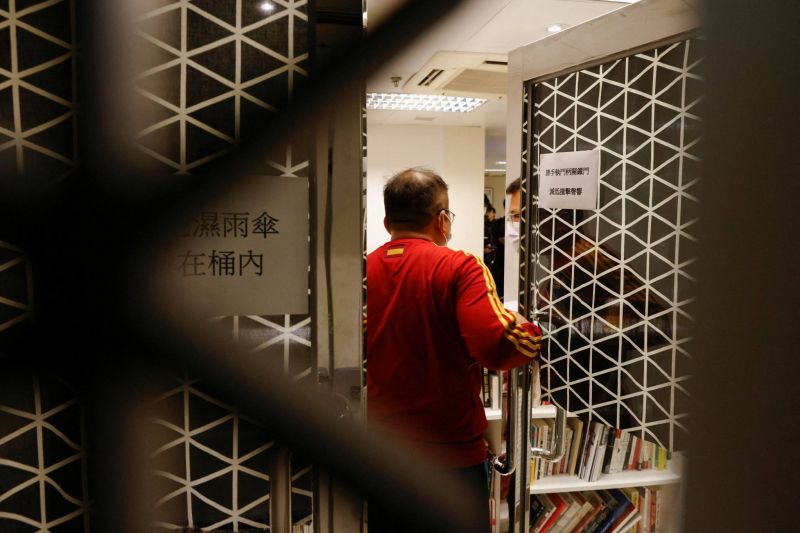 Deux journalistes inculpés après la fermeture de Stand News à Hong Kong