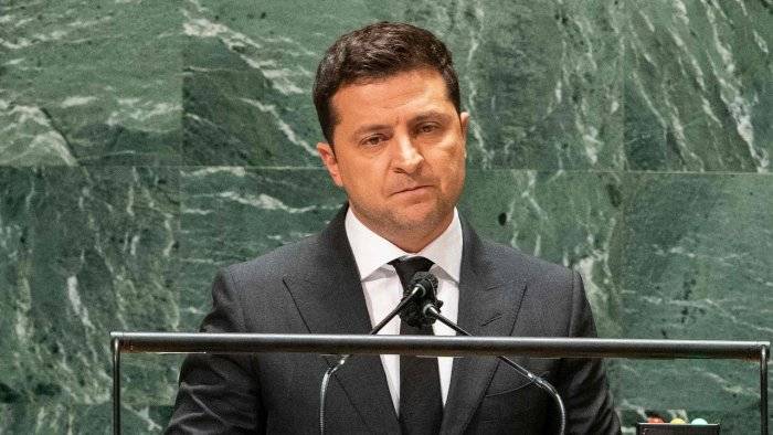 Le président Zelensky appelle à un sommet pour arrêter le conflit