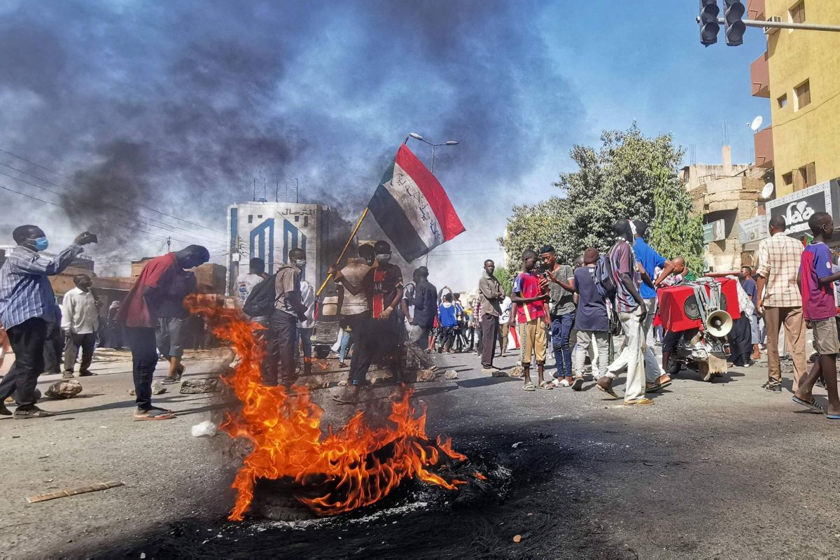 Nouveaux tirs de lacrymogènes sur des manifestants anti-putsch