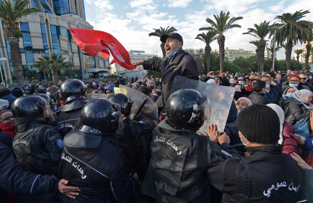 Le correspondant de Libération brutalisé par des policiers lors d'une manifestation