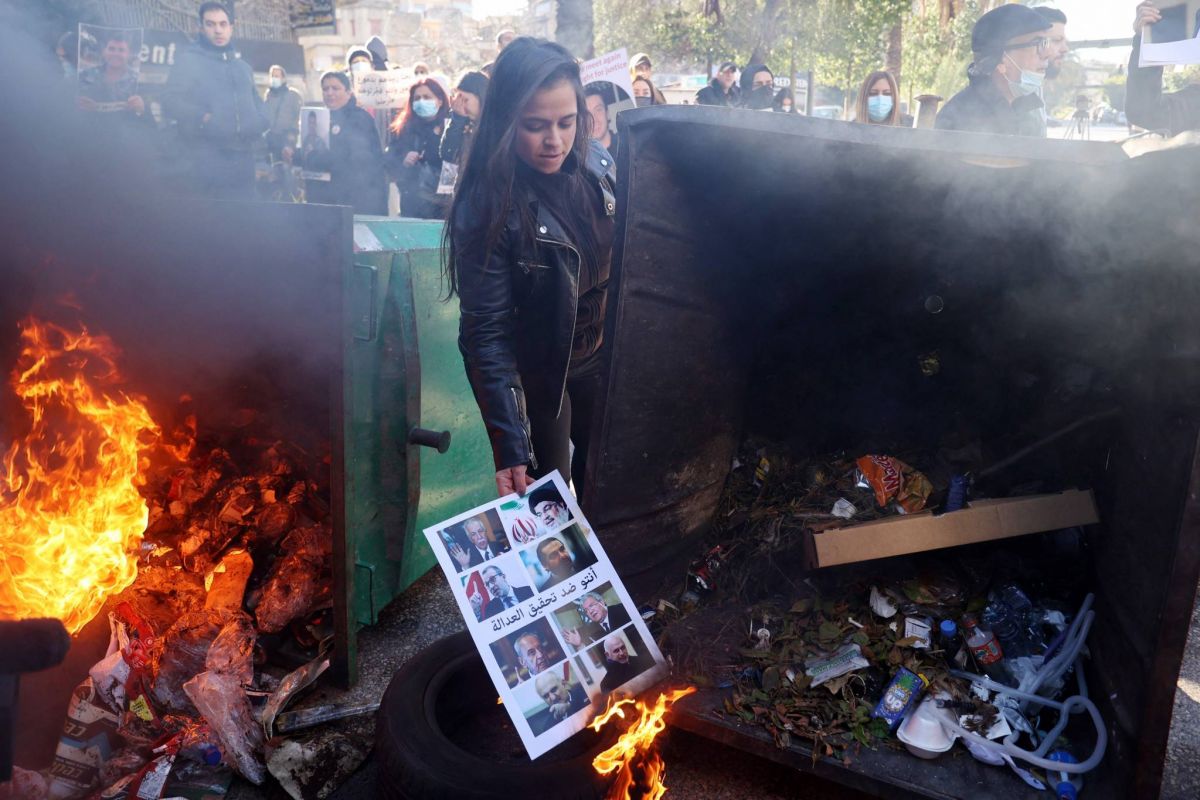 Des familles de victimes manifestent devant le Palais de Justice pour une reprise de l'enquête