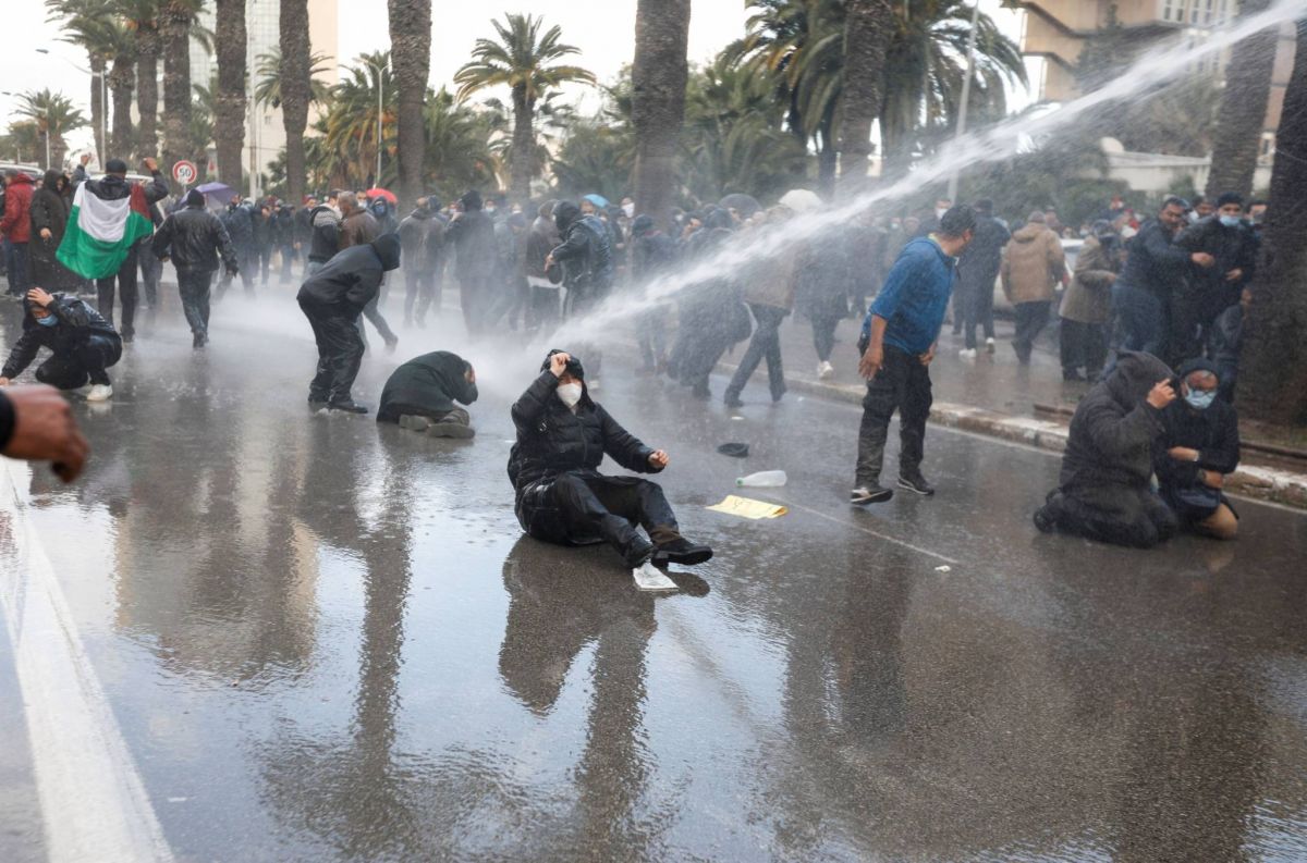 Manifestations anti-Saied dispersées à coups de lacrymogènes et canons à eau