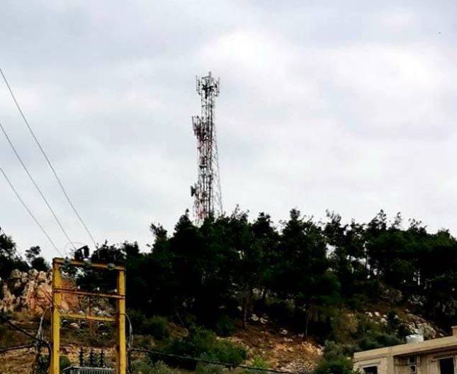Residents of Aley area town of Baysour call on authorities to end telecoms outage