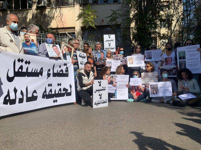Des familles de victimes manifestent devant le Palais de Justice pour une reprise de l'enquête