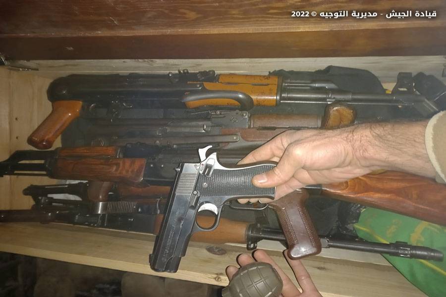 L'armée arrête trois personnes suspectées d'avoir ouvert le feu, des armes saisies