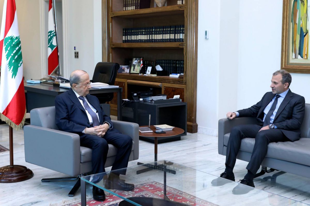 Bassil tance le Hezbollah et se dit favorable à un dialogue national 