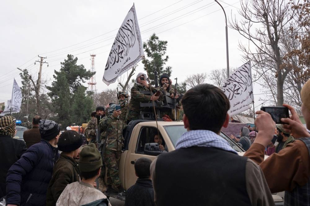 Défilé militaire des talibans après des manifestations dans le nord-ouest