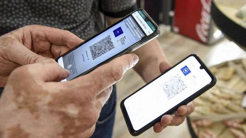 Le pass vaccinal entre en vigueur, l'allègement des restrictions se profile
