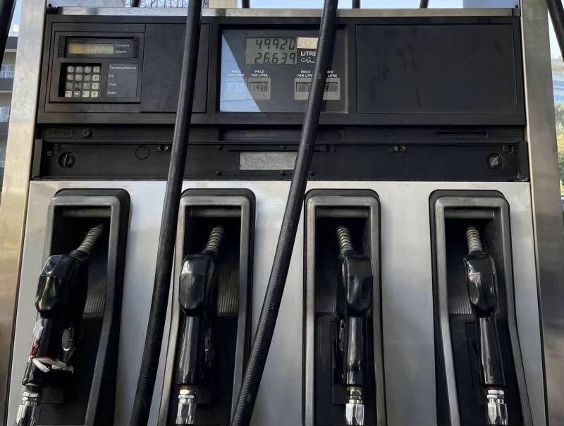 Les prix des carburants poursuivent leur baisse pour le 2e jour consécutif