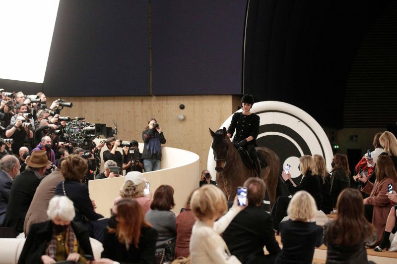Charlotte Casiraghi à cheval pour le défilé Chanel haute couture à Paris
