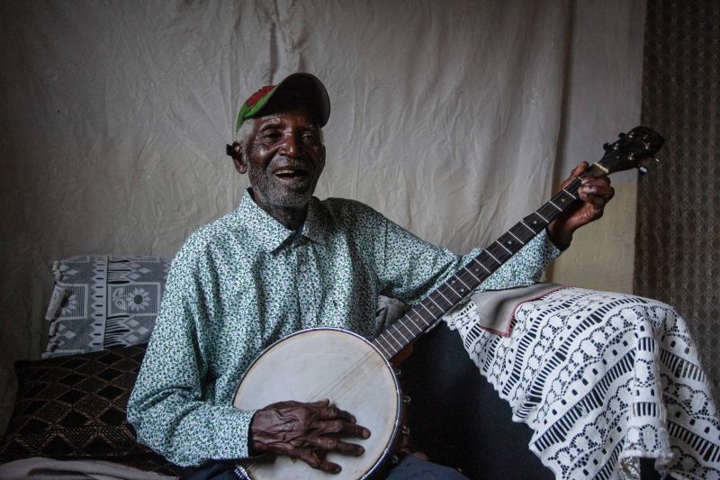 À 92 ans, une légende de la chanson au Malawi enflamme TikTok