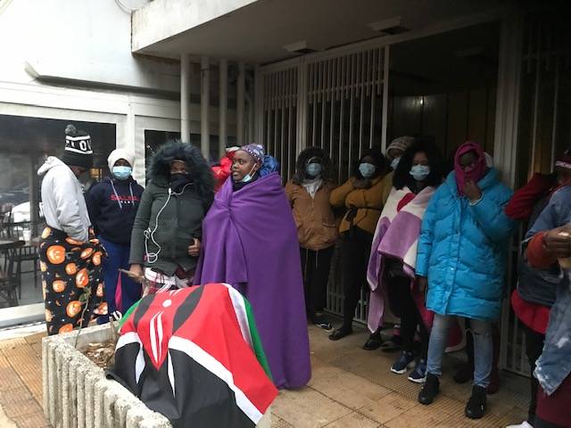 Après des semaines dans la rue, des employées de maison kényanes commencent à être rapatriées