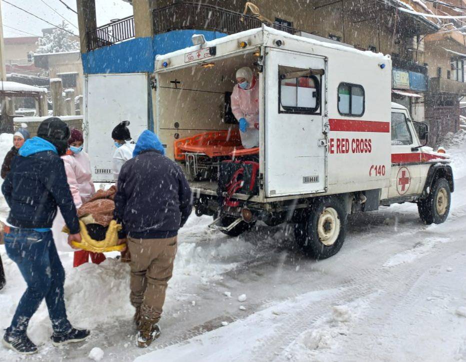Une femme accouche dans une ambulance en pleine tempête de neige