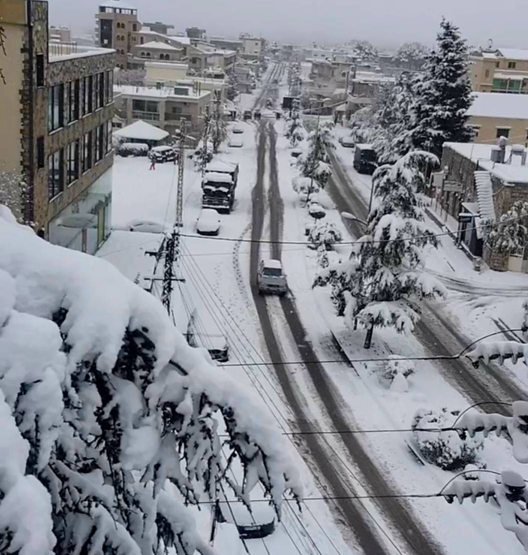 La tempête Hiba se résorbe, laissant de la neige et du verglas dans son sillage
