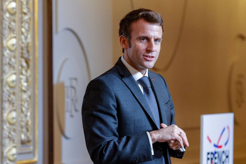 Macron appelle son homologue tunisien à mener une transition 