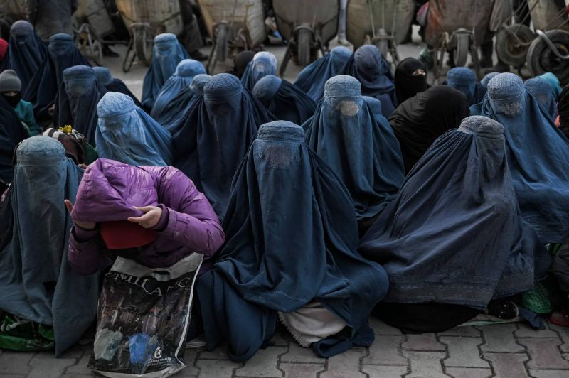 Une centaine de femmes voilées manifestent en soutien aux talibans à Kaboul