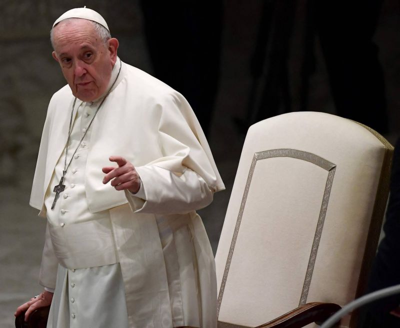 Le pape souffrant du genou renonce à un bain de foule