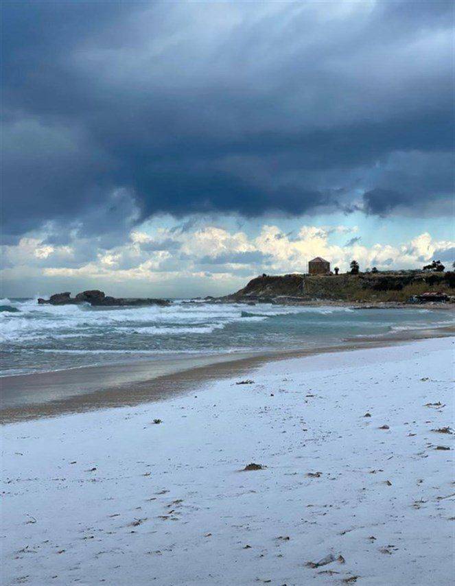 Des plages recouvertes de neige, le froid s'installe au Liban