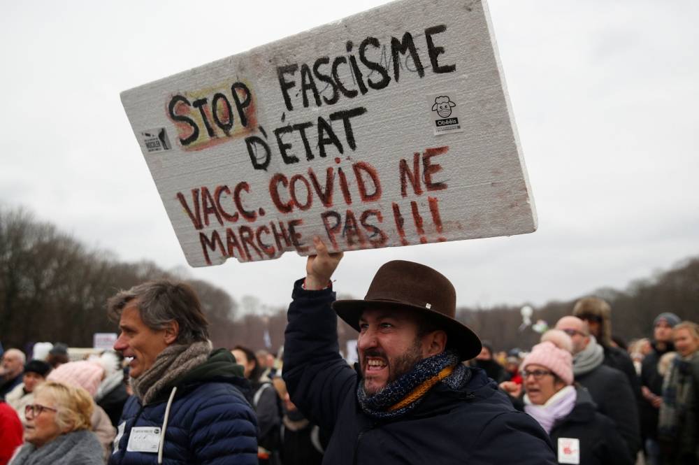 Heurts à Bruxelles entre la police et des manifestants opposés aux restrictions sanitaires