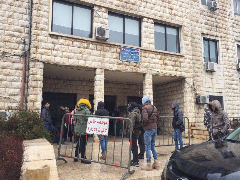 Jeb Jenine residents hold sit-in in support of detained depositor who took hostages in a Bekaa bank yesterday Jeb Jenine residents hold sit-in in support of detained depositor who took hostages in a Bekaa bank yesterday