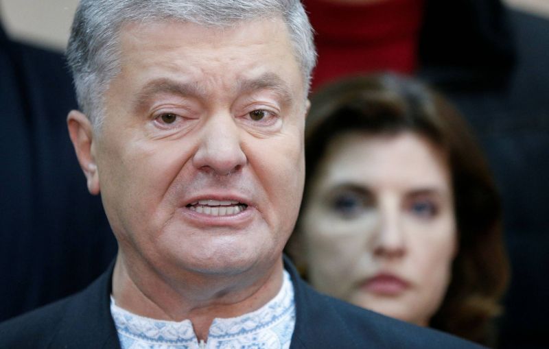 L'ex-président Porochenko, accusé de trahison, reste en liberté