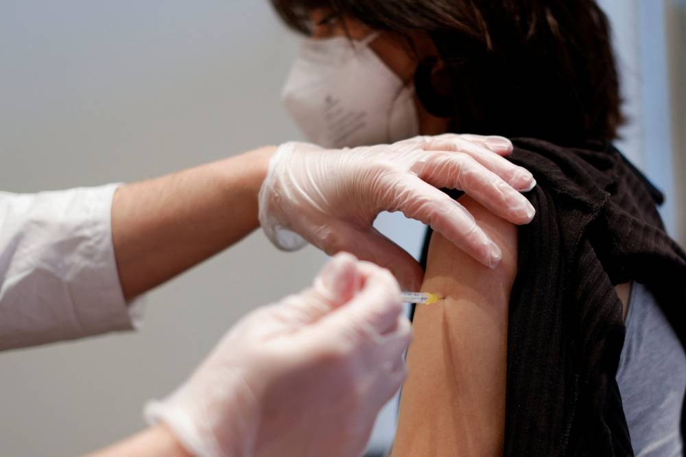 Seize décès et plus de 7.100 contaminations en 24 heures