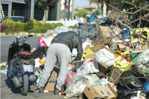 Meet two men who are forced to rummage in the garbage to survive Meet two men who are forced to rummage in the garbage to survive