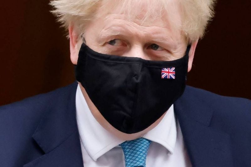 Boris Johnson sur la défensive en attendant les conclusions d'une enquête