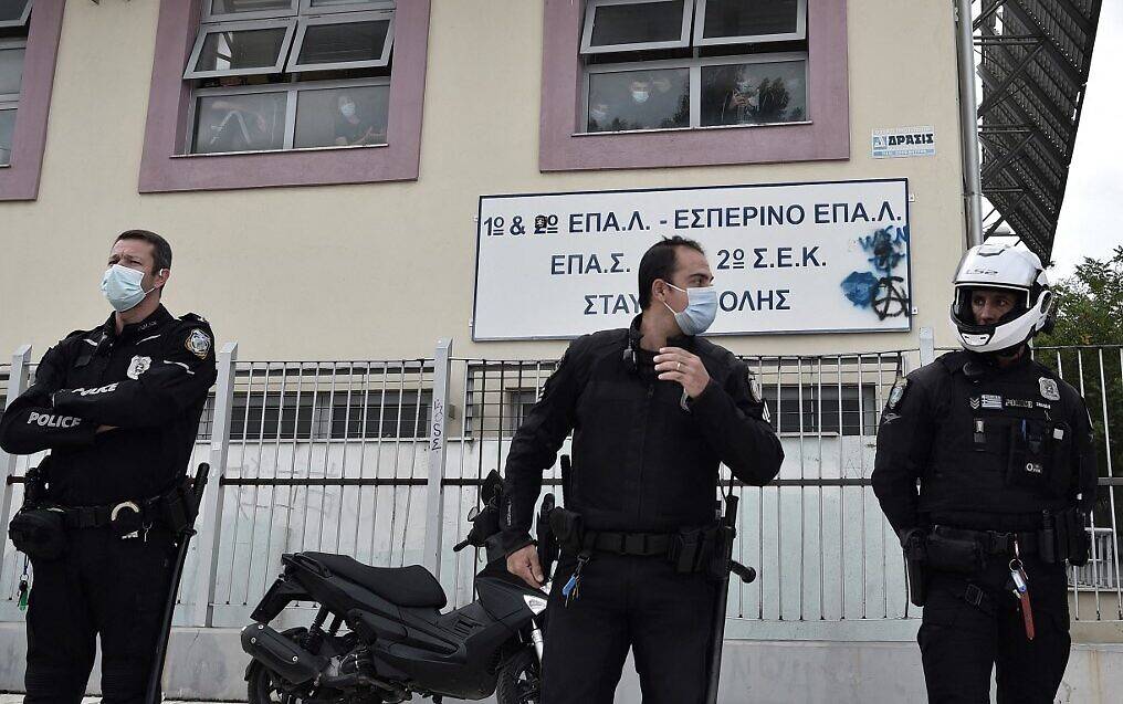 Explosion d'engins incendiaires visant un journaliste et un policier, pas de victime
