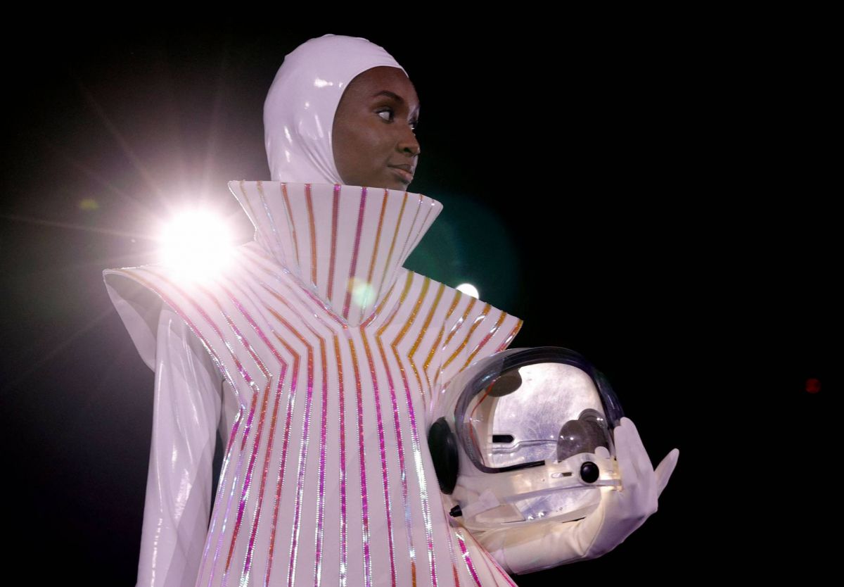 Au pied d’une fusée, défilé-hommage à Pierre Cardin