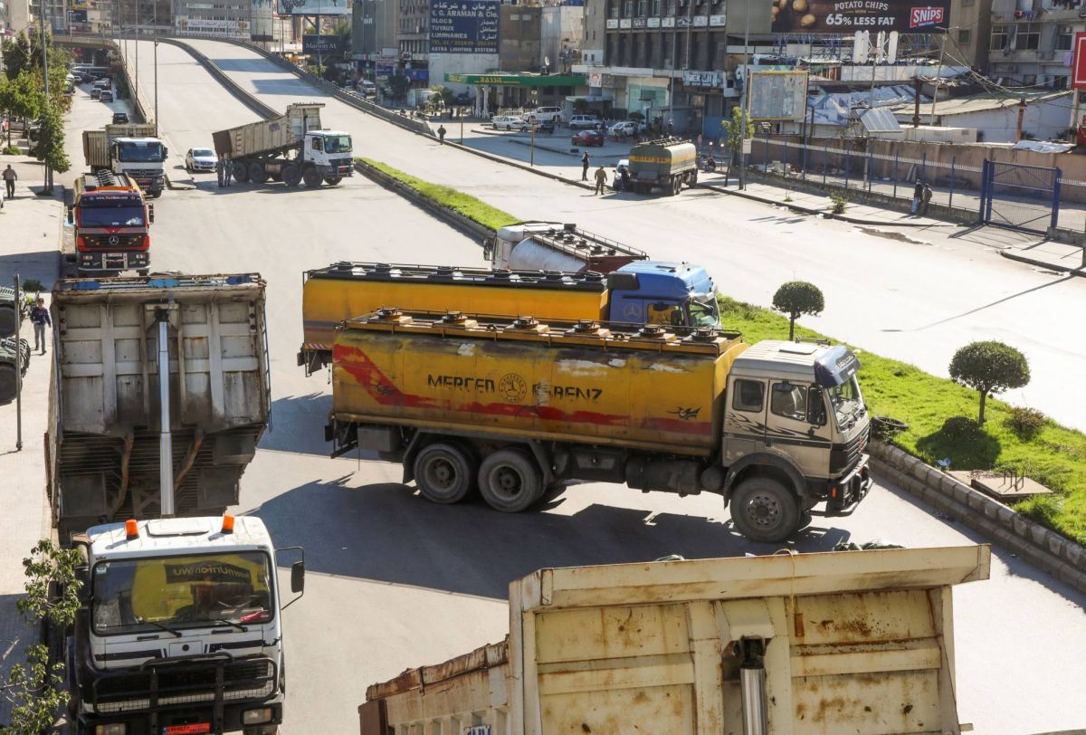 Des routes bloquées hier dans tout le Liban par des chauffeurs en colère