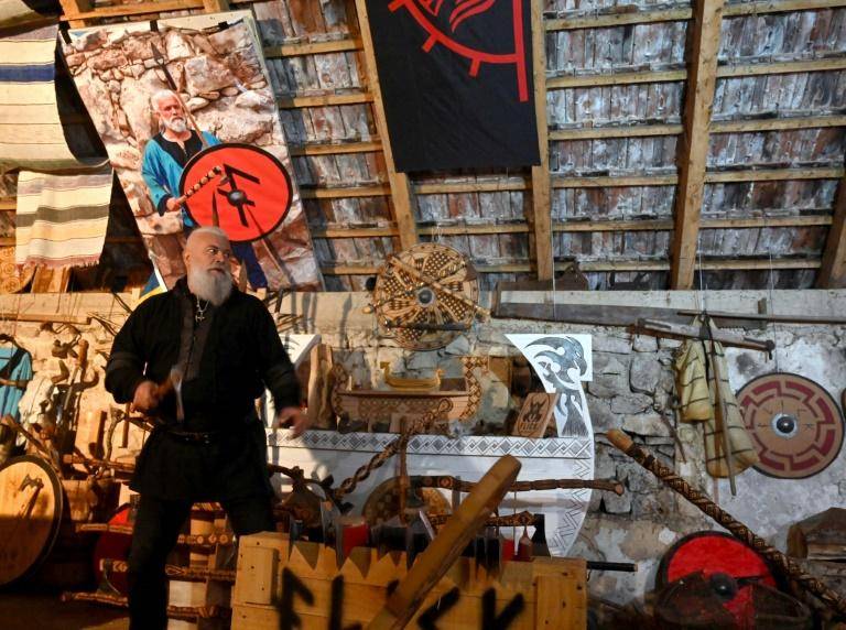 En Bosnie, l’homme devenu Viking après avoir regardé des séries
