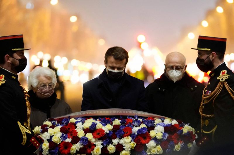 Emmanuel Macron sous l'Arc de triomphe pour commémorer la Shoah