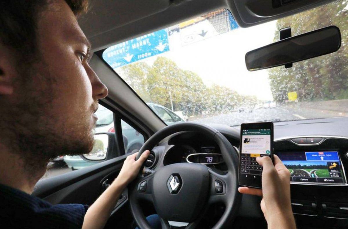Le téléphone au volant, angle mort de la sécurité routière ?