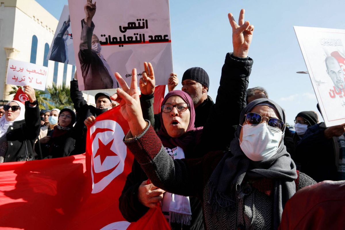 Saïed étend son pouvoir sur le système judiciaire, les Tunisiens protestent Saïed étend son pouvoir sur le système judiciaire, les Tunisiens protestent