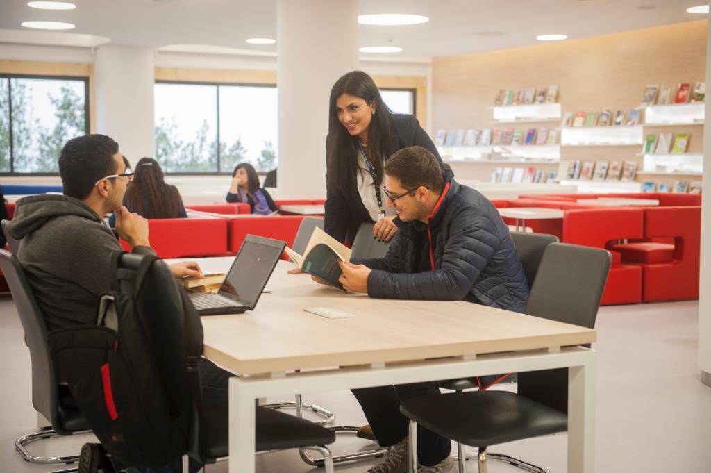 Résister à la pandémie et à la crise économique : les deux défis des bibliothèques universitaires Résister à la pandémie et à la crise économique : les deux défis des bibliothèques universitaires