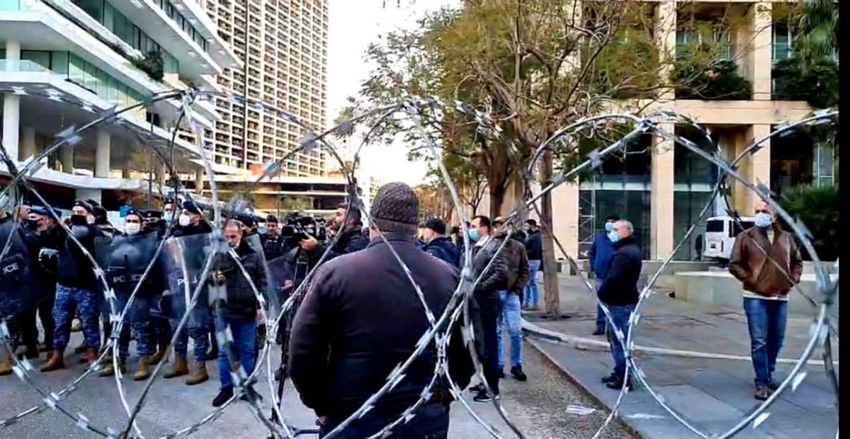 Manifestation près du domicile de Nagib Mikati à Beyrouth contre l'approbation du projet du budget