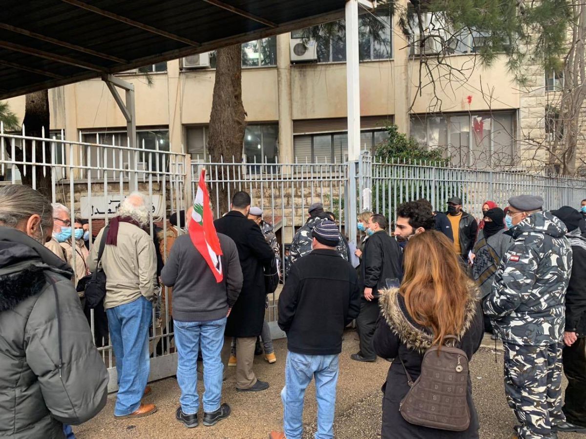 Des parents de victimes font irruption dans le Palais de justice